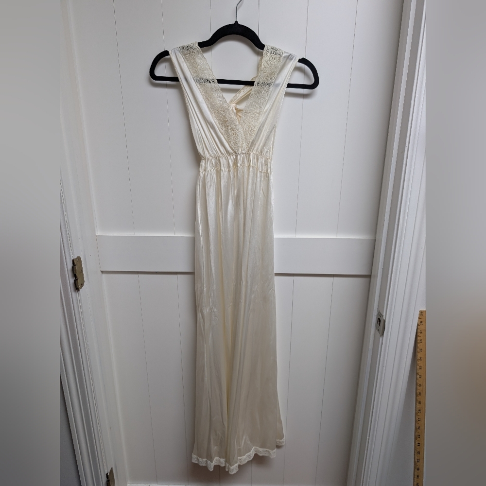 Miss Elaine Vintage Cream Lace Gown - Picture 2 of 8